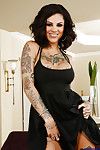Charming babe Bonnie Rotten rubbing nipples and spreading vagina