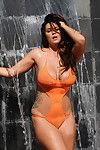 Alison Tyler entkleidet sich sheer orange Bodysuit Bikini in Wasserfall