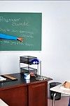 , शिक्षक में चश्मा प्यूमा स्वीडन denudes उसके तेजी से बढ़ता घटता और सोता है के साथ
