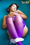 莉莉 Koh 闪烁 白色 棉花 内裤 下 一个 紫色的 衣服