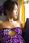 Lily Koh lampeggia bianco cotone mutandine sotto un viola Abito