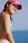 petite Thai Joon Mali blinkt Bikini bubble Brötchen außerhalb
