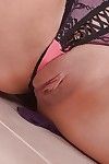 Bellezza Bruna capelli Camilla prende off Il suo sexy lingerie su FOTOCAMERA