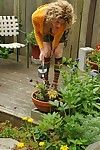 upskirts 的 挂 人妖 Delia 外面 浇水 植物