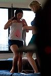 casus web kamera yakalar iki lezbiyenler elde Giyinmiş sonra Kız Üzerinde Kız seks oturum