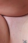 गोल-मटोल मधुर डेम लिन मिलर दिखा रहा है बंद बड़े गीला स्तन में बाथटब