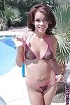 Jolie Latine Babe brunette Daisy déshabillage de plein air :Par: l' piscine