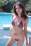 Jolie Latine Babe brunette Daisy déshabillage de plein air :Par: l' piscine