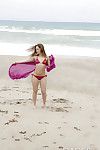 غير عادية الرطب فاتنة ريمي عرض أن رائع الجسم على على الشاطئ