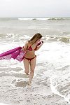 असाधारण गीला बेब रेमी दिखा रहा है कि शानदार शरीर पर के समुद्र तट