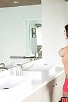 Big Tit und anus Brünette Milf Giselle masturbieren in die Bad