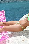 Nicole Aniston remojar mojado en Fresco gstring Bikini en rosa balsa