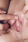 जिलियन Janson चिढ़ा के योनि के साथ उत्सुक उंगलियों