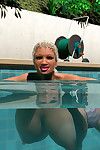Nieposkromiony 3d Blondynka z ogromne jabłka opalać topless :W: w basen