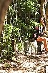 curta sozinho no o floresta leva para um Rapto para um girl: forçado em bonda