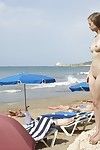 真的 业余的 裸体主义者 得到 暴露 上 热 发现 海滩