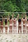 Amateur L'échangisme les nudistes montrer off l' marchandises dans public