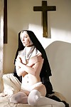 giovani Nun va Topless e bastoni hr lingua fuori Per un sacerdote Per espiare Il suo peccati