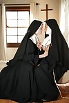 jóvenes Nun va Topless y palos hr la lengua fuera a Un sacerdote a expiar su pecados