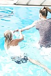 Topless fata sara J seduce Il suo giovanile Ragazza in Ragazza su Ragazza Sesso in piscina