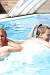 トップレス 妖精 sara J & 彼女の 若々しい 彼女 入 女の子 月 女の子 性別 に プール