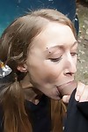 लंपट लड़की लाभ से उसके मुंडा चूत प्रवेश के लिए एक साहस फव्वारा में उसके उत्सुक मुंह