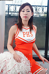 Aziatische tiener Yumi neemt Onderdeel in Een amateur poseren Scene in uniform