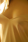 كبير ثدي الشرقية فاتنة هيكاري disrobes قبالة الملابس الداخلية في على نفس الوقت كما في الهواء الطلق