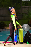 Titsy milf tüplü dalgıç Amber Lynn Bach tutuyor onu Takım elbise :Tarafından: bu havuz için Rub Klit