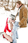 Blonde Milf in Weihnachten outfit jane darling bekommt zugeschlagen outdoor
