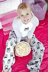 Mignon blonde la recherche Séduisante dans pyjama
