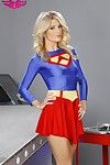 Amanda Tate sexy cosplay Striscia prendere in giro da supergirl ispirato costume