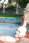schokkend Golden haren Babe Cameron zuigen een dick in De zwembad