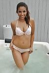黑发 latina 女孩 伊莎贝拉 DeSantos 拍摄 通过 她的 同胞 在 的 游泳池