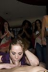 Coed Mädchen Erhalten cumshto Während Feiern schwer Mit ein stripper