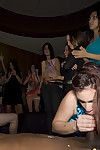 Coed meninas receber cumshto enquanto festas Difícil com um stripper
