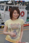 年轻的 日本 女孩 三木 村 姿势 上 非 裸体的 在 一个 裙子 上 一个 码头
