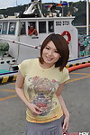 junge Japanisch Mädchen Miki uemura Posen auf Nicht Nackt in ein Rock auf ein dock