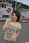 genç Japon Kız miki uemura pozlar Üzerinde Sigara çıplak içinde bir Etek Üzerinde bir dock