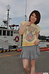Les jeunes japonais Fille miki uemura pose sur Non Nu dans Un Jupe sur Un dock