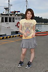 trẻ người nhật :cô gái: miki uemura tư thế trên Bất Khỏa thân trong một váy trên một dock