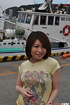 Les jeunes japonais Fille miki uemura pose sur Non Nu dans Un Jupe sur Un dock