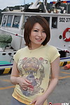 الشباب اليابانية فتاة ميكي ايمورا يطرح على غير عارية في A تنورة على A قفص الاتهام