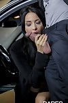 euro pornstar Anissa Kate Deliciosa botão no boca e útero no estacionamento garagem