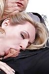 Europäische Blonde Natasha Starr Deepthroating Schwanz in pigtails