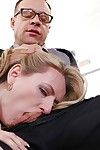 Europäische Blonde Natasha Starr Deepthroating Schwanz in pigtails