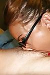 coquine Plein cultivé dame dans lunettes donne Un deepthroat suceuse