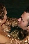 sexy babes godere di un piscina tutti insieme tornitura in un fervente groupsex