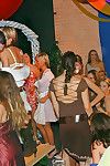 सींग का बना लड़कियां के साथ डार्क ब्राउन शव कर रहे हैं में जंगली शराबी समूह सेक्स