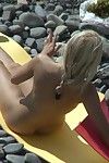 quente Fada seduz um jovem lesbo Brown cabelo no o Praia